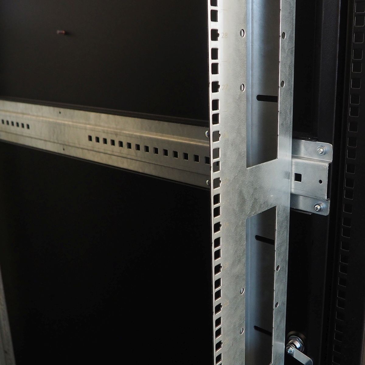 Шкаф серверный напольный 48U (800 × 1200) дверь перфорированная, задние двойные перфорированные