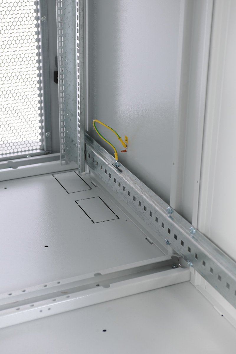 Шкаф серверный напольный 42U (600 × 1200) дверь перфорированная, задние двойные перфорированные от ЦМО