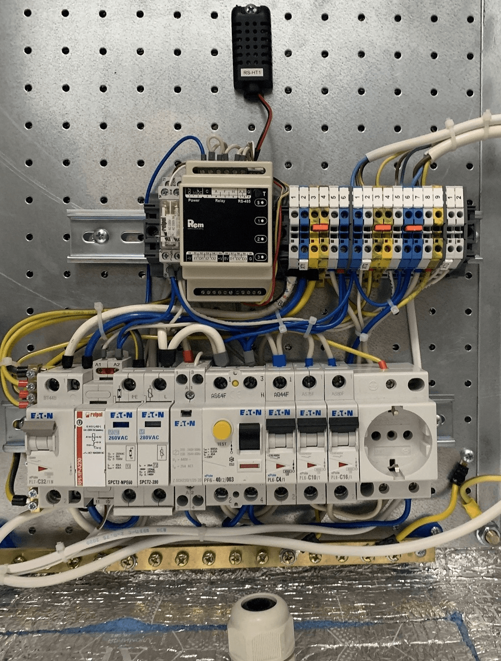 Шкаф всепогодный напольный 18U (Ш700 × Г900), комплектация Т1 с контроллером MC1 и датчиками от ЦМО