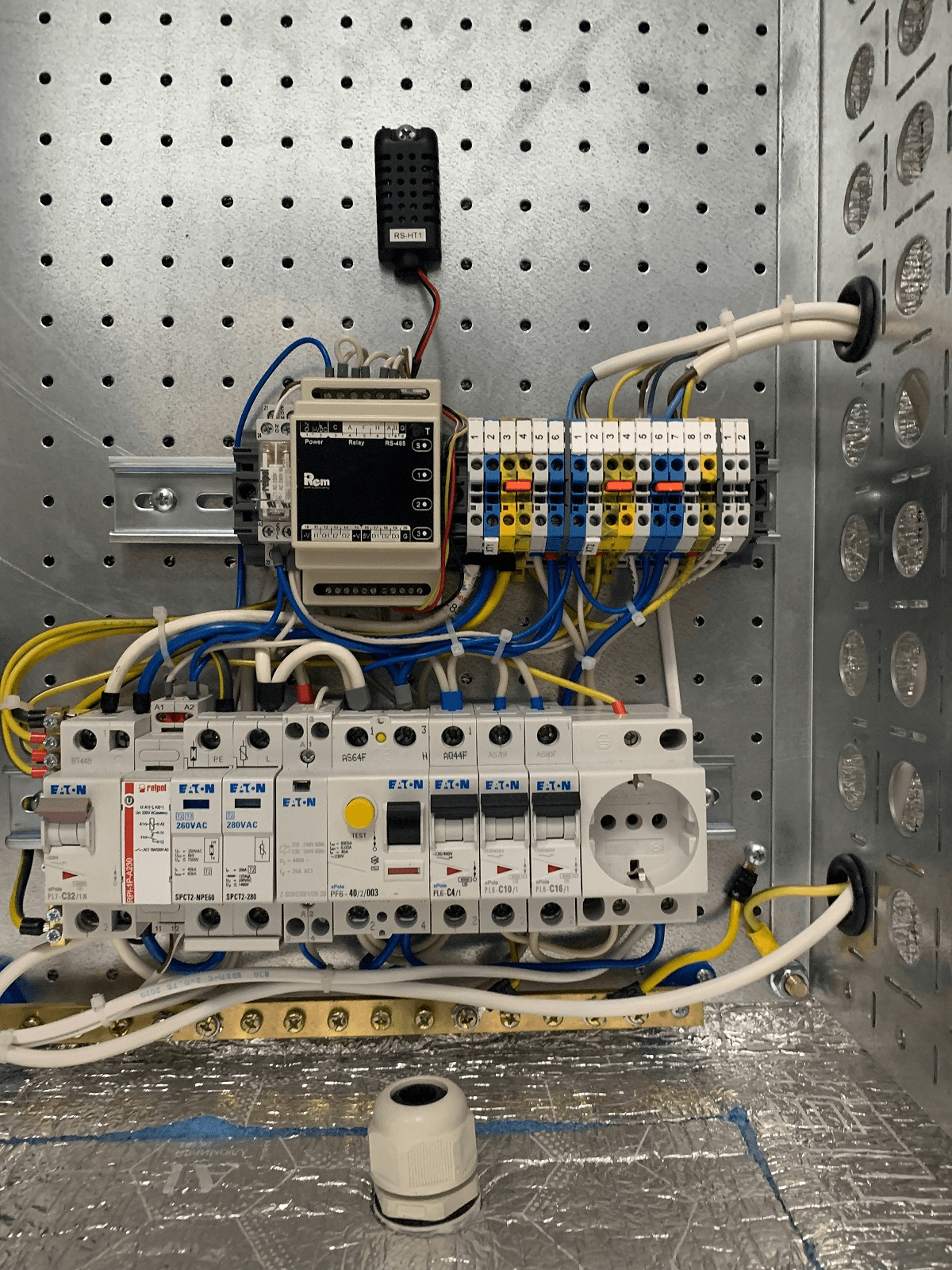 Шкаф всепогодный настенный 12U (Ш600 × Г500), комплектация Т1 с контроллером MC1 и датчиками от ЦМО