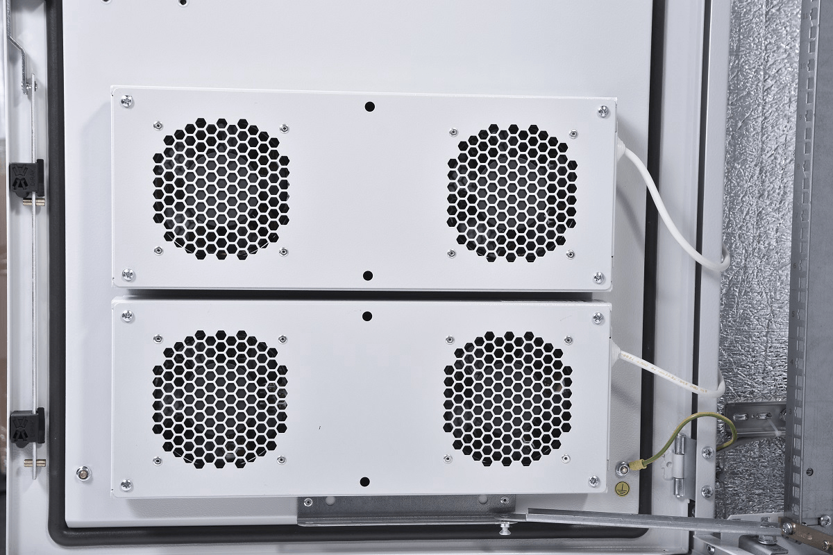 Шкаф всепогодный напольный 30U (Ш700 × Г900), комплектация Т1 с контроллером MC1 и датчиками от ЦМО