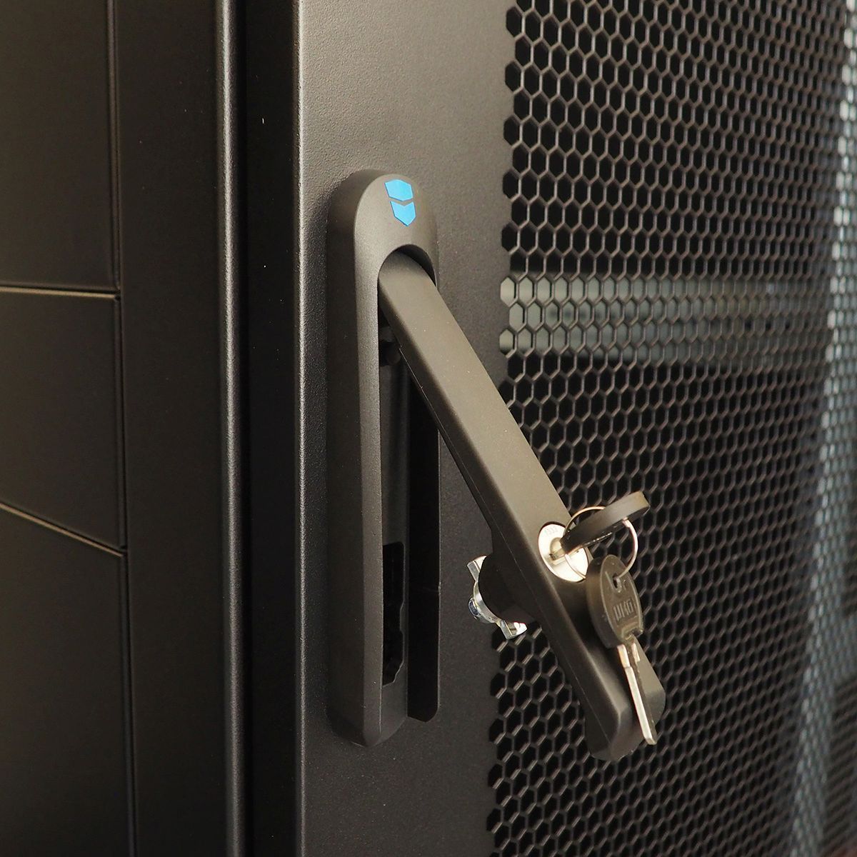 Шкаф серверный напольный 48U (800 × 1000) дверь перфорированная, задние двойные перфорированные