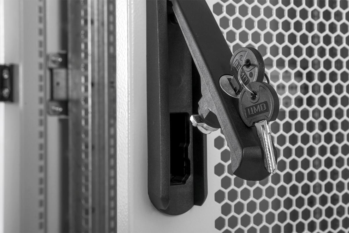 Шкаф серверный напольный 48U (600 × 1200) дверь перфорированная, задние двойные перф., цвет черный