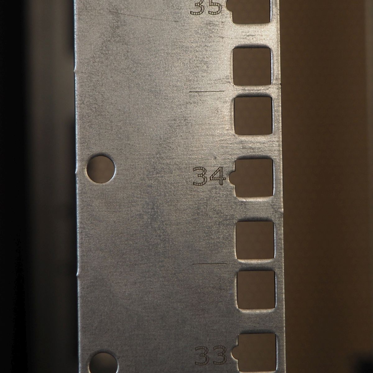 Шкаф серверный напольный 42U (800 × 1000) дверь перфорированная, задние двойные перф., цвет черный